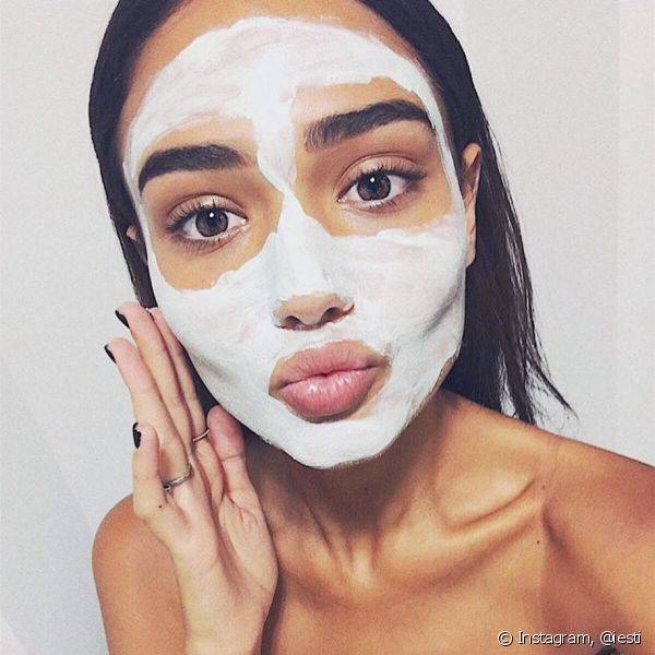 A trend de selfies com m?scara facial bombou com modelos, celebridades e, agora, blogueiras e it girls do Instagram (Foto: Instagram @iesti)